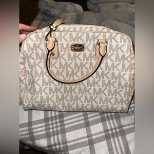 I’m selling this bag because I do not use it, haven’t used it for awhile now